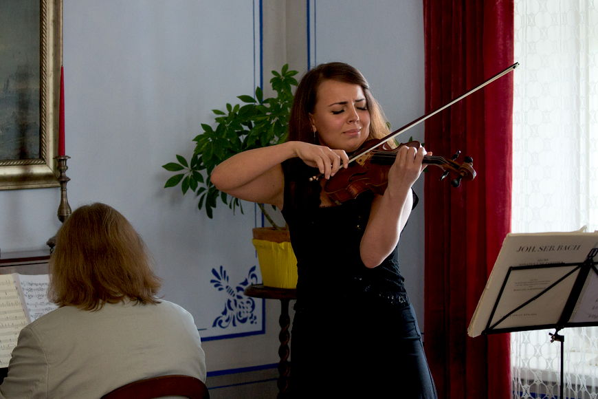 Saalitoa avamine 04.10.2015. Mari-Liis Uibo viiulit mängimas