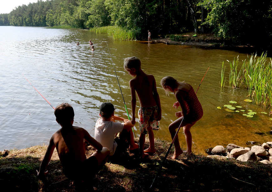 järvel kalastamas