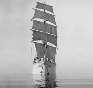 Tormilind Täispurjes ankrud hiivanud