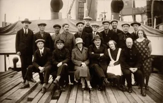 Hilda meeskond, istuvad vasakult teine Georg Faehlmann, Marie Pruun, kapten Gustav Pruun, tema taga Jarilo Walter