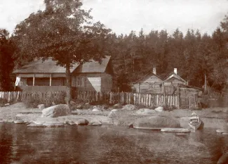 Vaabu talu esiplaanil elumaja, merepoolse verandaga