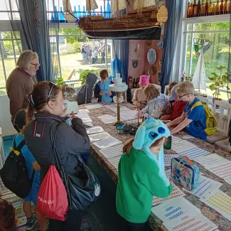 Käsmu Meremuuseum - Signaallippude õpe palkonil