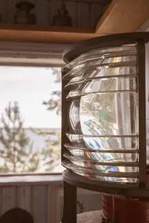 Käsmu Meremuuseum - Tuletorni optikaseade e valgust murdvad ja peegeldavad astmelised läätsed