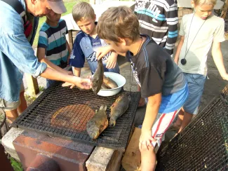 Käsmu Meremuuseum - Laager 2011 puhastatud lestade suitsetamine