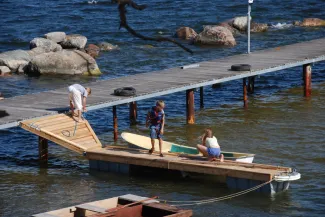 Käsmu Meremuuseum - Laager 2011 sõudepaadi kinnitamine kai äärde