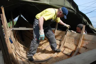 Käsmu Meremuuseum - Anti Kreem ja Are Tani viikingilaeva kaari painutamas 2009