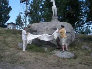 Käsmu Meremuuseum - Laevaehitusplatsi tähiseid avavad Aarne Vaik ja Aivar Simson 2013 Käsmu päevade ajal