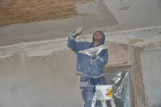 Käsmu Meremuuseum - Saalitoa lae lubikrohvimine 2015 kevad, Titus Martin tööhoos