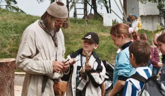 Käsmu Meremuuseum - Viikingiriietes Aarne Vaik vurri meisterdamas