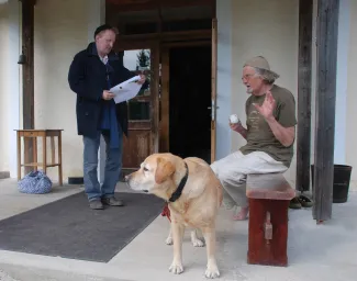 Käsmu Meremuuseum - 24.04.2014 Kirjanik PETER HOLVOET-Hanssen oma luuletust, mis on Aarnele pühendatud deklameerimas ja muuseumisõbra koer Barry