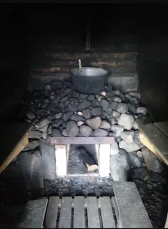 Käsmu Meremuuseum - Koobas suitsusaunavaade kerisekividele