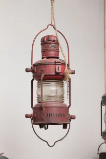 Käsmu Meremuuseum - Laeva mastilatern, pun., valge klaas KK/MER_288