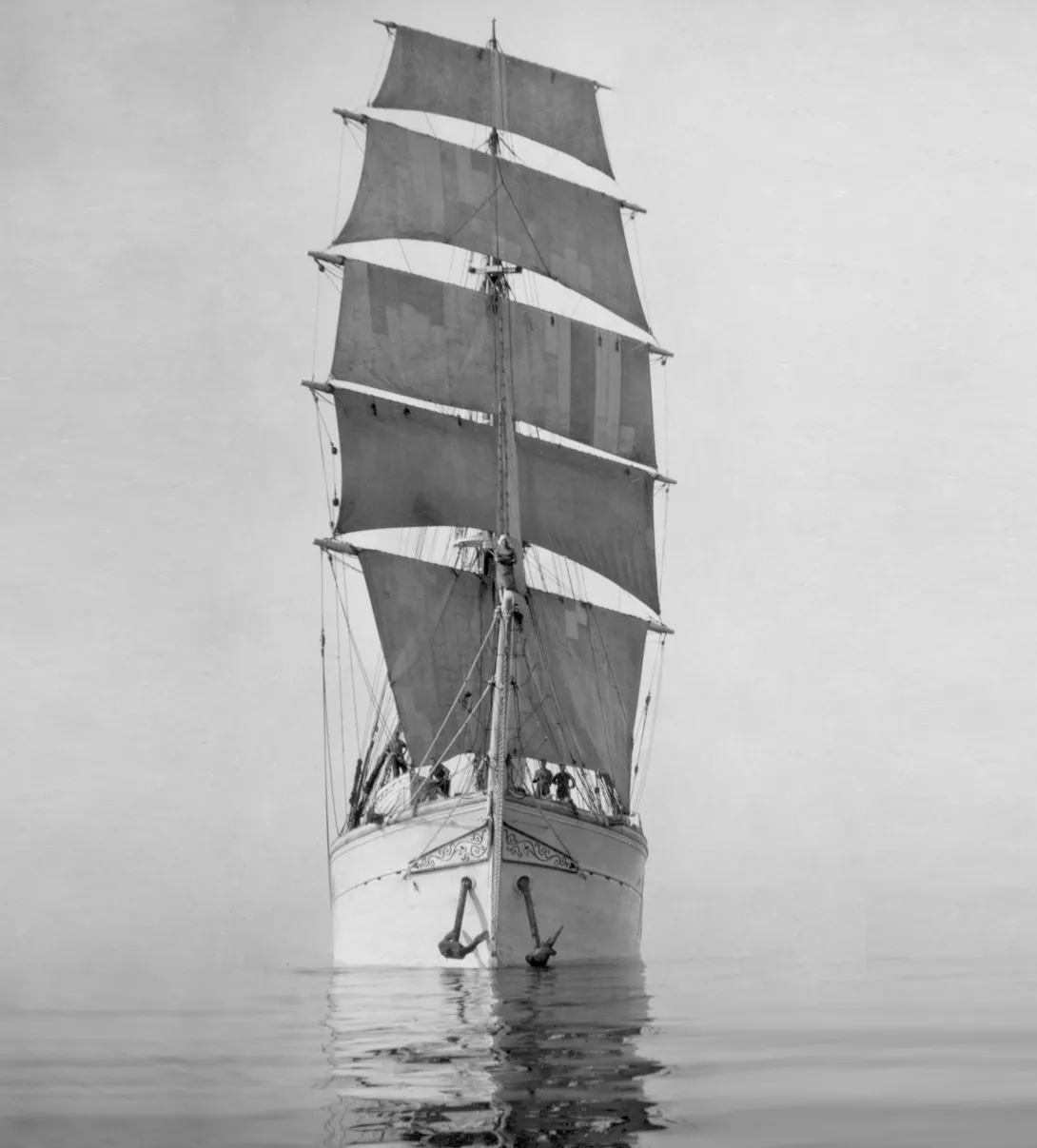 Tormilind Täispurjes ankrud hiivanud