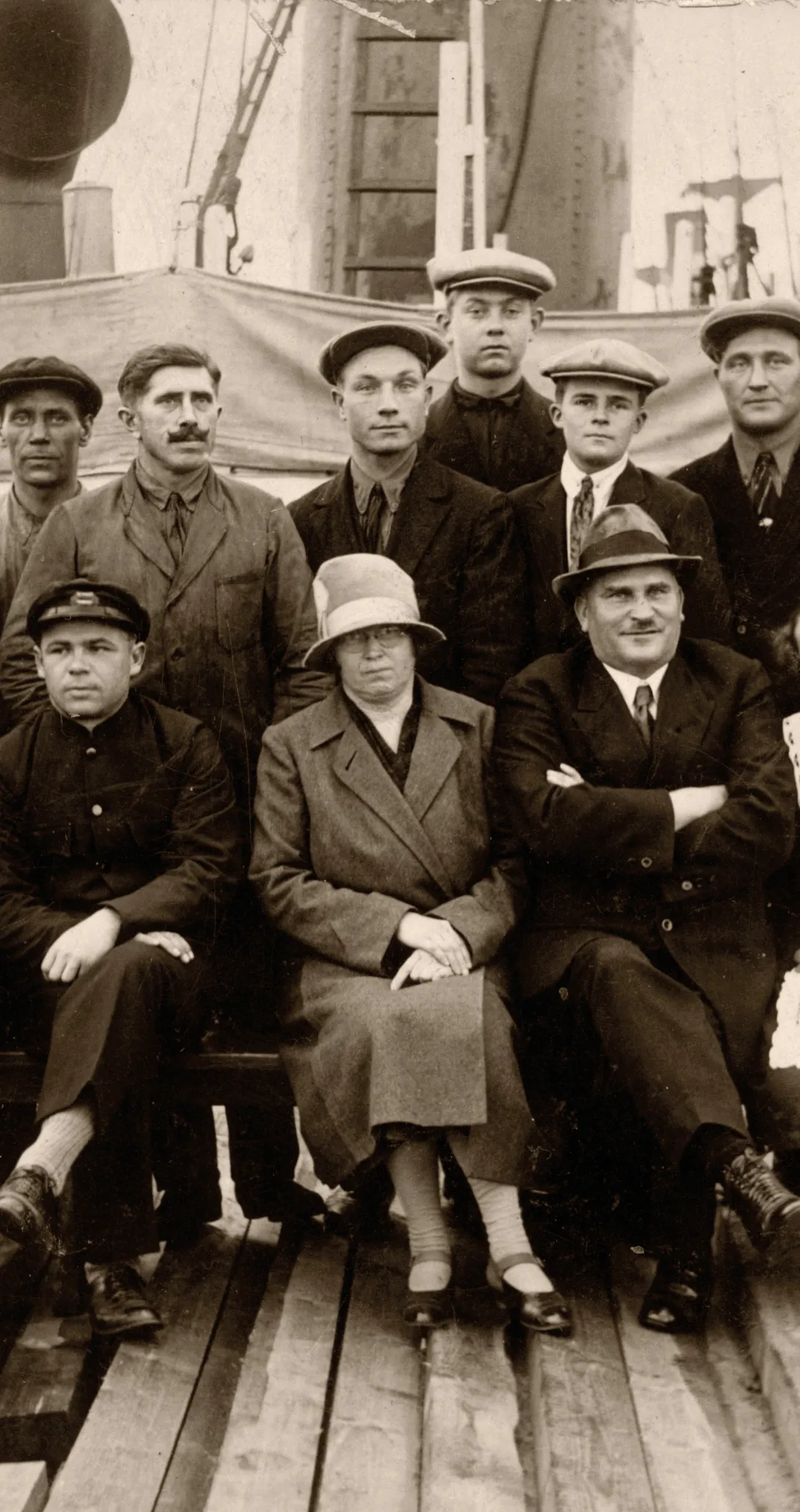 Hilda meeskond, istuvad vasakult teine Georg Faehlmann, Marie Pruun, kapten Gustav Pruun, tema taga Jarilo Walter