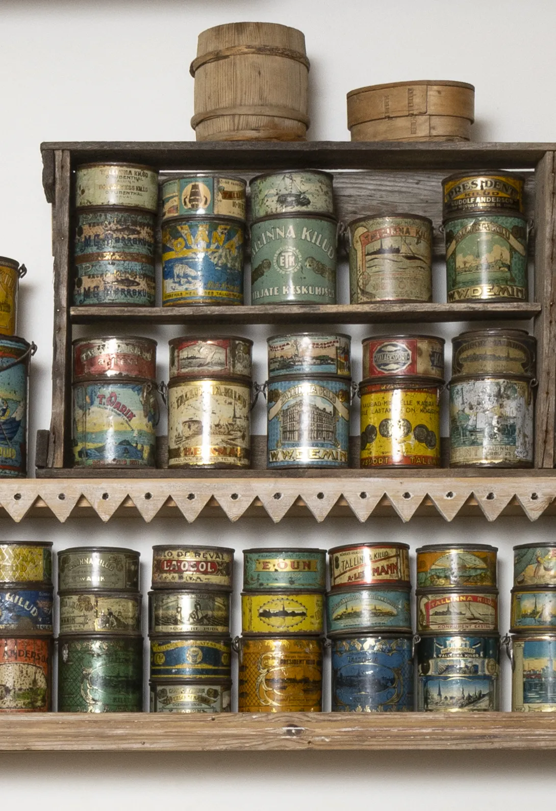 Käsmu Meremuuseum "Tallinna kilu" karpide riiul